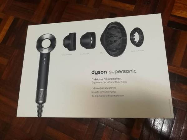 Dyson Supersonic™ Hair Dryer 跟 原版 Holder